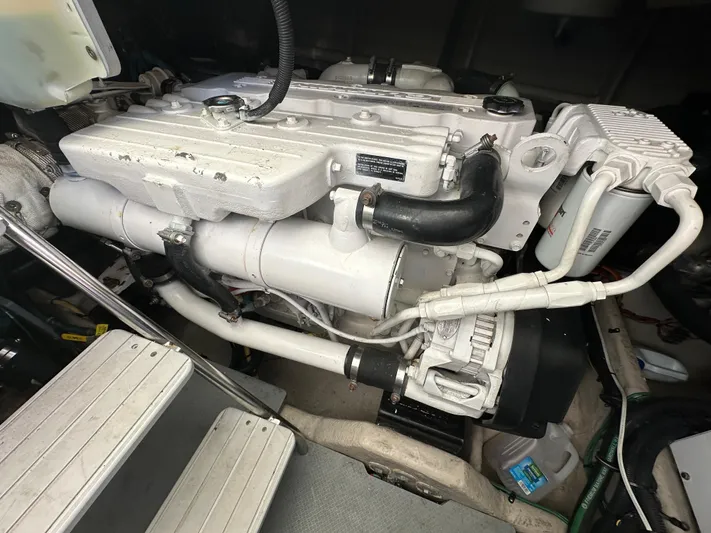 Mother Ship Yacht Photos Pics Engine of 2011 Meridian 441 Sedan Bridge, detailed view.