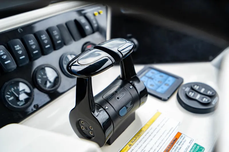 Maya Yacht Photos Pics Marquis 72 - Maya - Helm Electronics