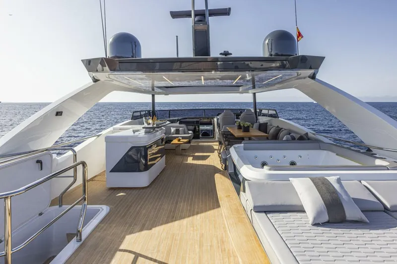 82 Pearl Yacht Photos Pics 