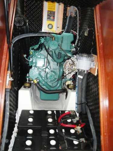 Royce Yacht Photos Pics Engine compartment of a 2007 Beneteau 423 sailboat, showcasing mechanical components.