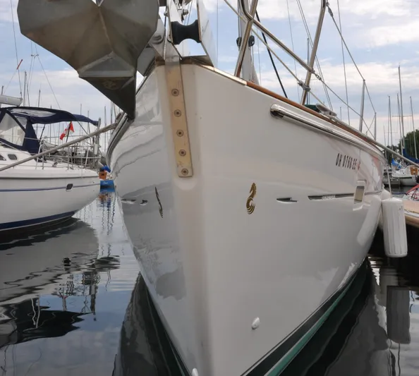 Royce Yacht Photos Pics 2007 Beneteau 423 sailboat docked in a marina, showcasing its sleek design.