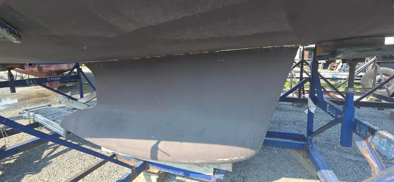 Royce Yacht Photos Pics Beneteau 423 sailboat keel on a trailer, 2007 model, in a boatyard setting.