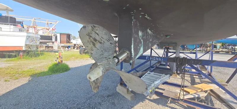 Royce Yacht Photos Pics Beneteau 423 sailboat propeller and hull in dry dock, 2007 model.