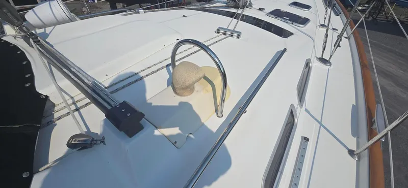 Royce Yacht Photos Pics Deck view of 2007 Beneteau 423 sailboat, featuring sleek design and rigging details.