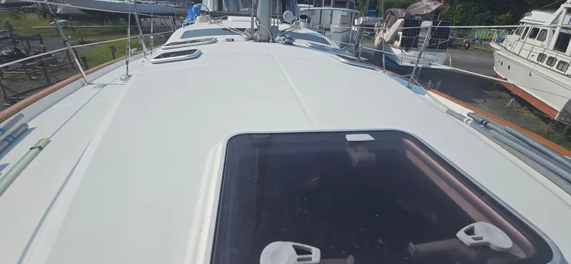 Royce Yacht Photos Pics 2007 Beneteau 423 sailboat deck view with hatch, docked among other boats.