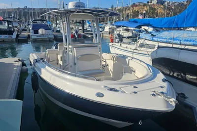 Robalo R222 Center Console