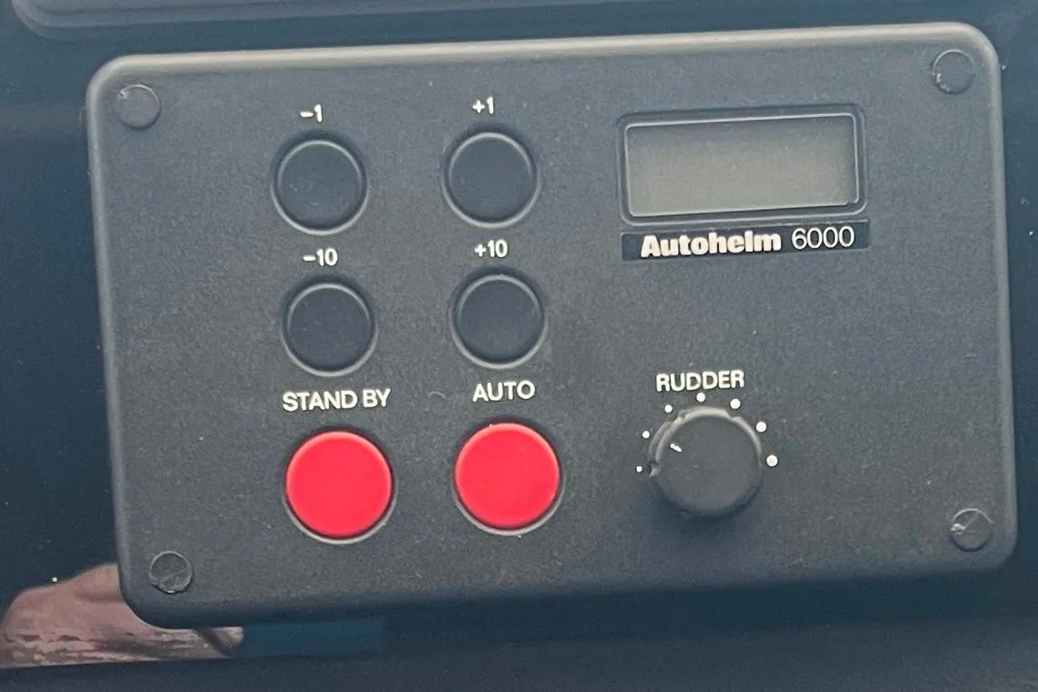 Autopilot control panel on 1986 Bayliner 4550 Motoryacht, featuring Autohelm 6000 system.