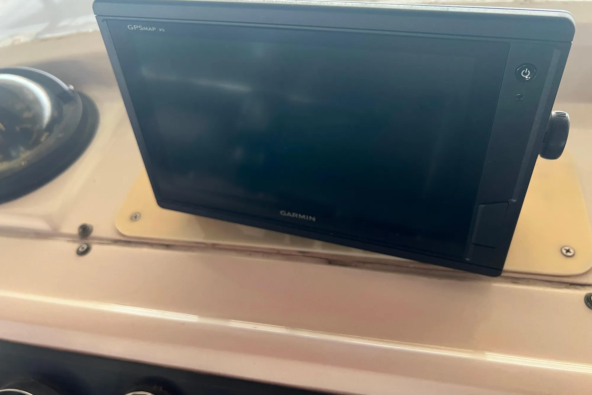 Garmin GPS device on 1986 Bayliner 4550 Motoryacht dashboard.
