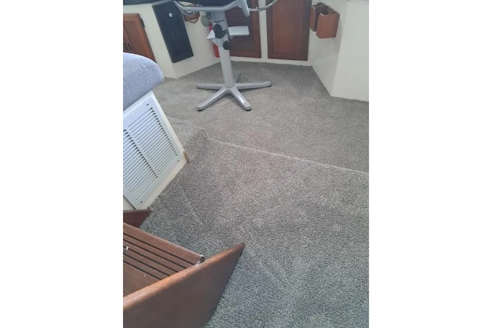 Carpeted interior of a 1986 Bayliner 4550 Motoryacht with seating and storage.