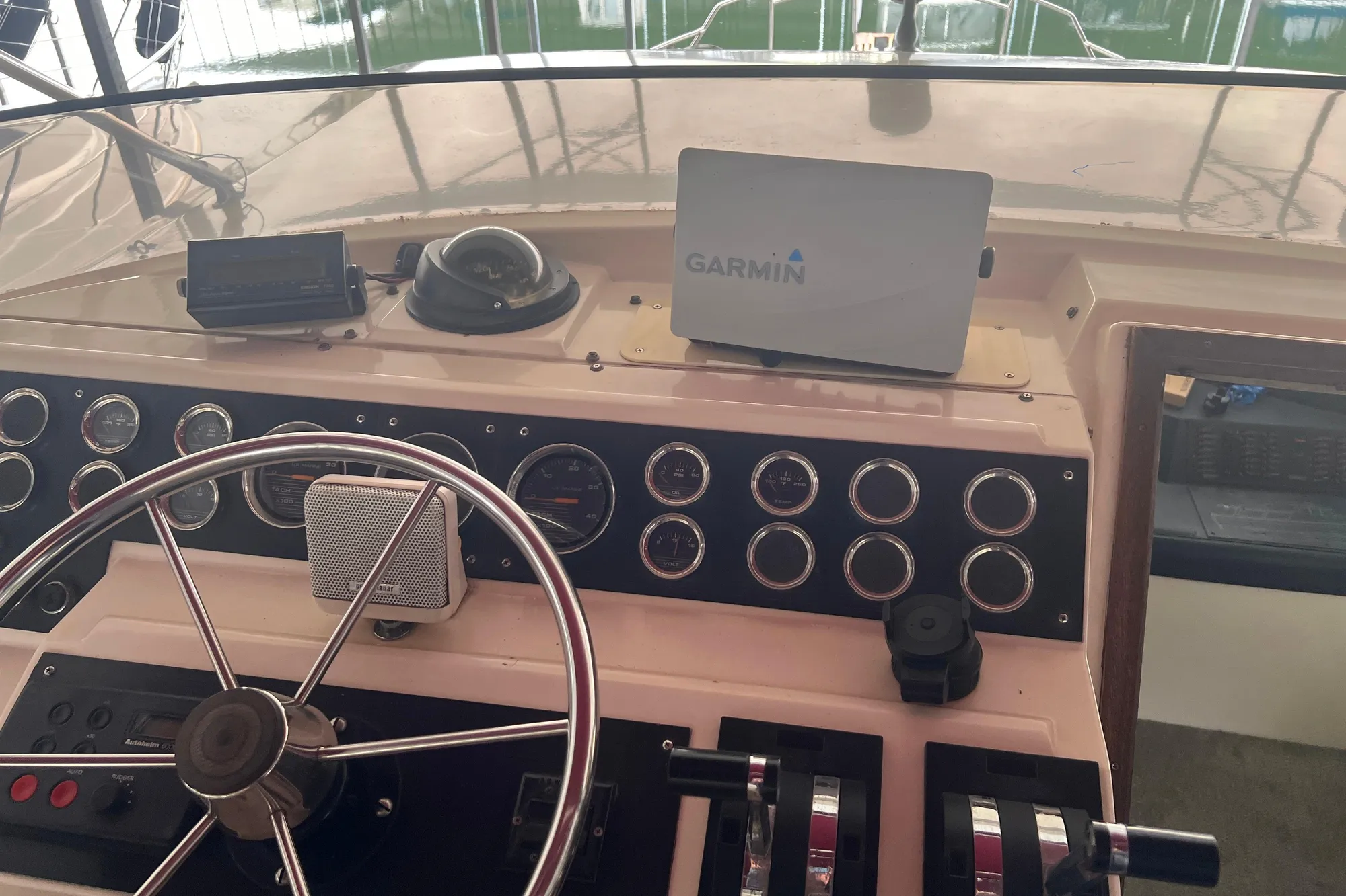 1986 Bayliner 4550 Motoryacht helm with Garmin navigation and classic instrument panel.