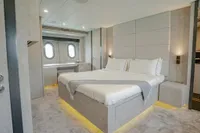 Luxurious bedroom interior on 2006 Arno Leopard 31 OPEN yacht with modern design.