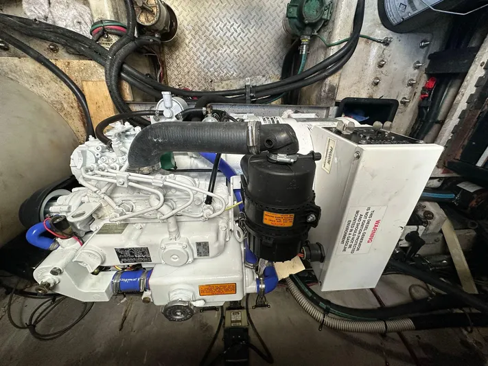  Yacht Photos Pics Engine compartment of a 1998 Sea Ray 500 Sundancer boat.