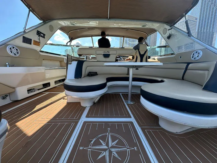  Yacht Photos Pics Luxurious 1998 Sea Ray 500 Sundancer yacht interior with spacious seating and elegant design.