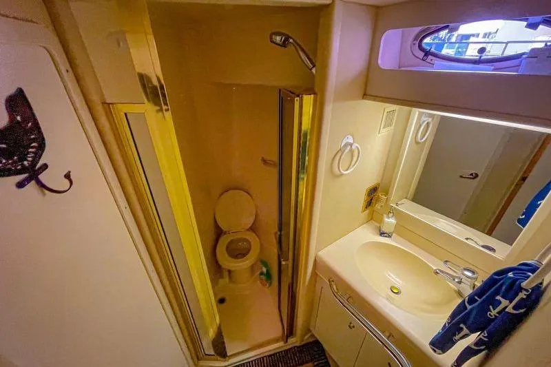  Yacht Photos Pics Bathroom interior of 1998 Sea Ray 500 Sundancer yacht with shower and sink.