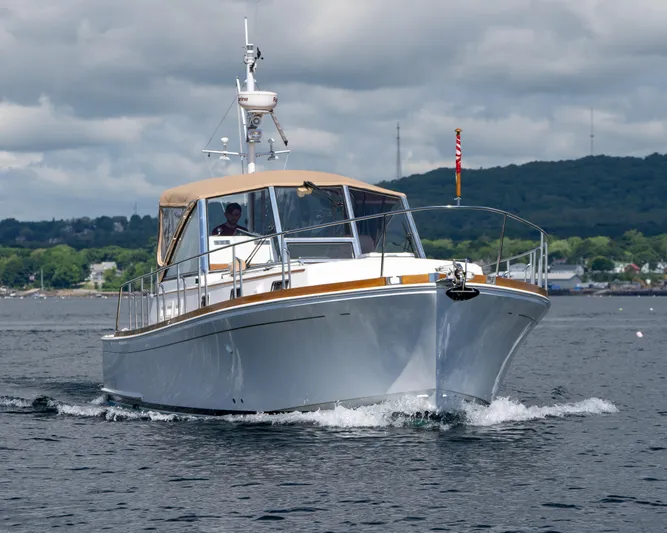 On-rush Yacht Photos Pics 2000 Grand Banks Eastbay 43 Ex cruising on a calm lake.
