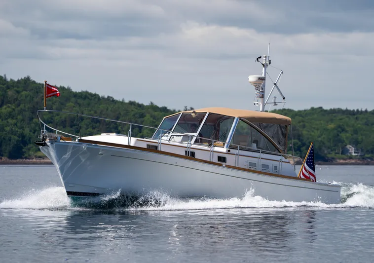 On-rush Yacht Photos Pics 2000 Grand Banks Eastbay 43 Ex cruising on a calm lake.