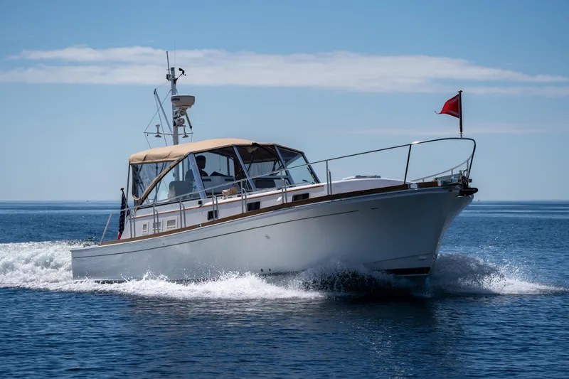 On-rush Yacht Photos Pics 2000 Grand Banks Eastbay 43 Ex cruising on open water.