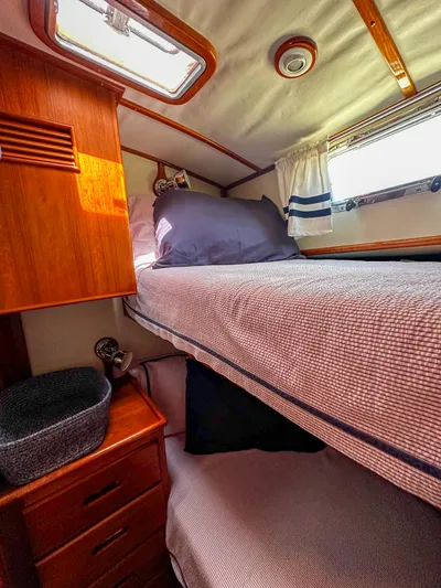 On-rush Yacht Photos Pics Bunk beds in the cabin of a 2000 Grand Banks Eastbay 43 Ex yacht.