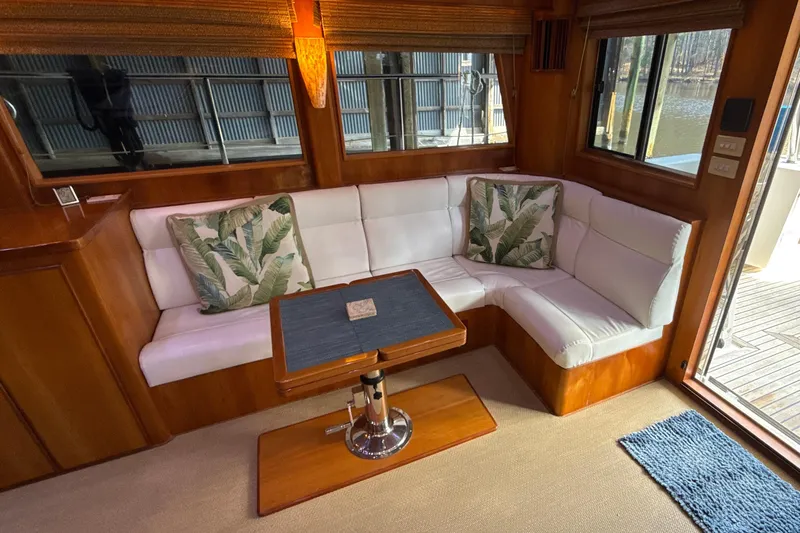 Knot Quitters Yacht Photos Pics L-shaped Settee to Starboard
