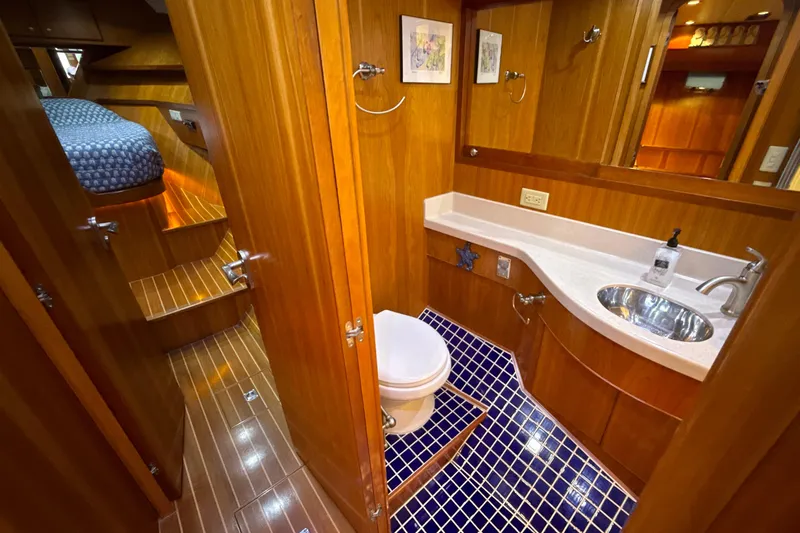 Knot Quitters Yacht Photos Pics Starboard Head