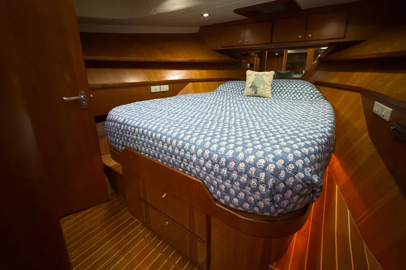 Knot Quitters Yacht Photos Pics Forward Stateroom