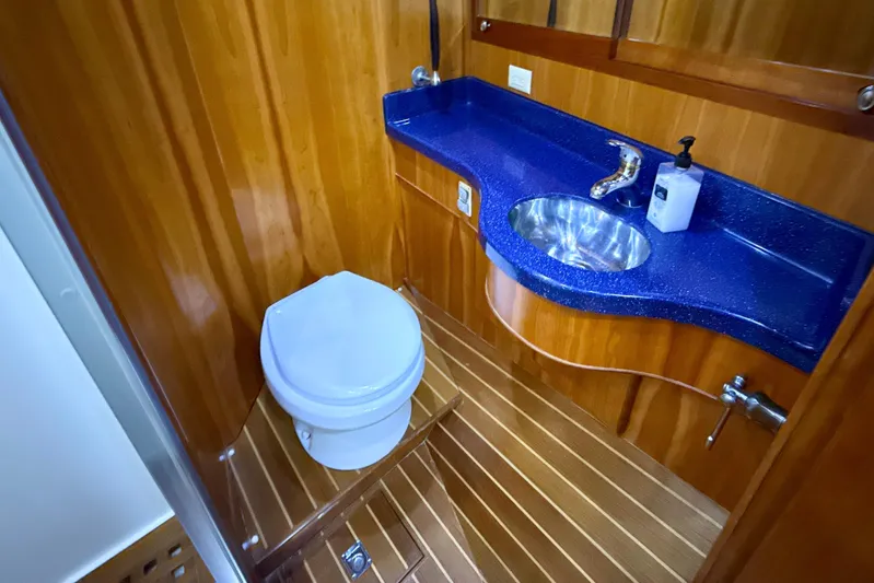 Knot Quitters Yacht Photos Pics Forward Head