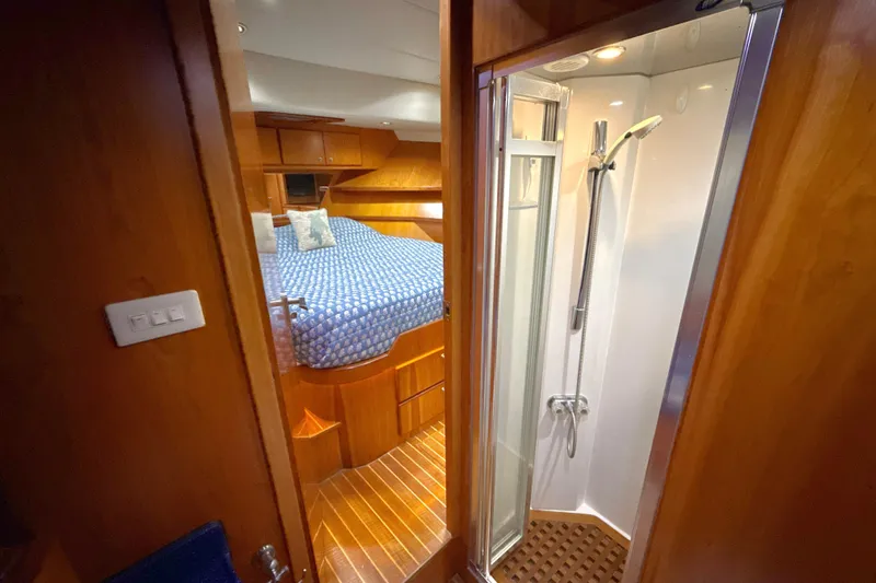 Knot Quitters Yacht Photos Pics Forward Shower