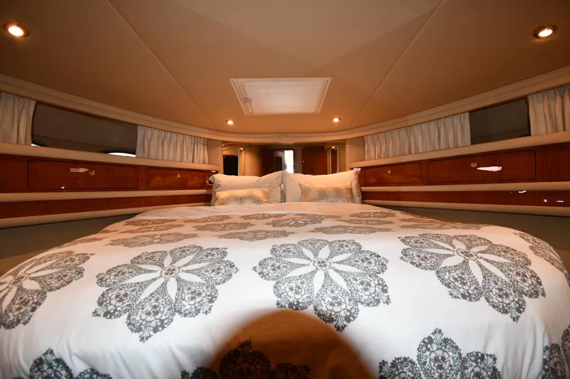 007 Yacht Photos Pics Luxurious bedroom interior of 2001 Sea Ray 480 Sedan Bridge yacht.