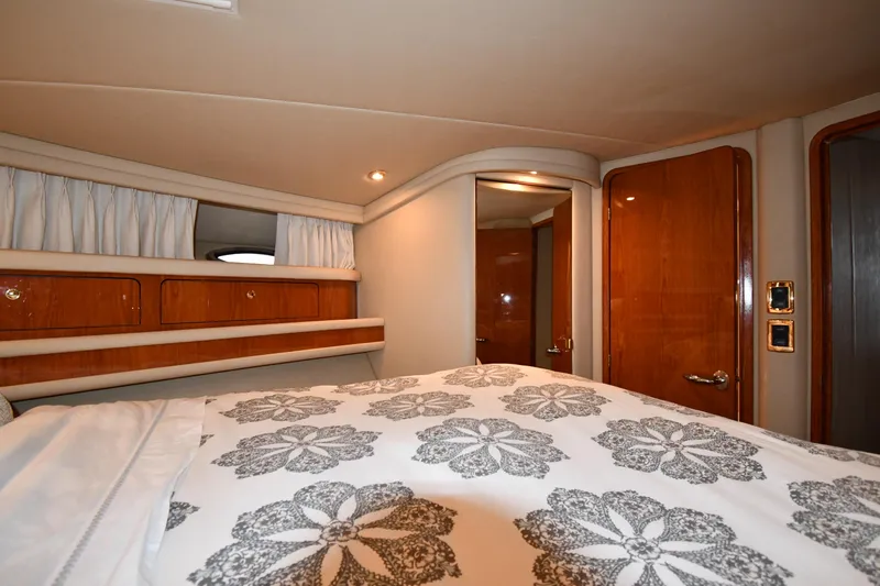 007 Yacht Photos Pics Interior cabin of 2001 Sea Ray 480 Sedan Bridge with floral bedding.