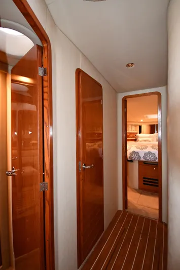 007 Yacht Photos Pics Hallway inside 2001 Sea Ray 480 Sedan Bridge yacht with wooden doors and flooring.