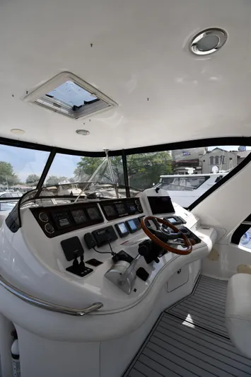 007 Yacht Photos Pics Interior view of 2001 Sea Ray 480 Sedan Bridge yacht cockpit with modern controls.