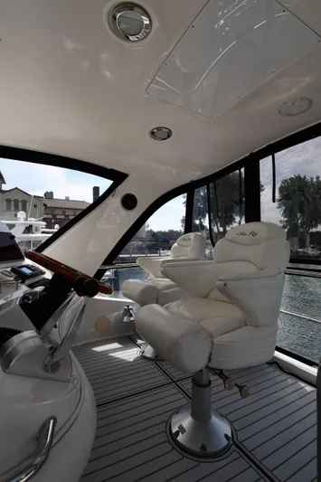 007 Yacht Photos Pics 2001 Sea Ray 480 Sedan Bridge interior with luxurious captain's chair and helm.