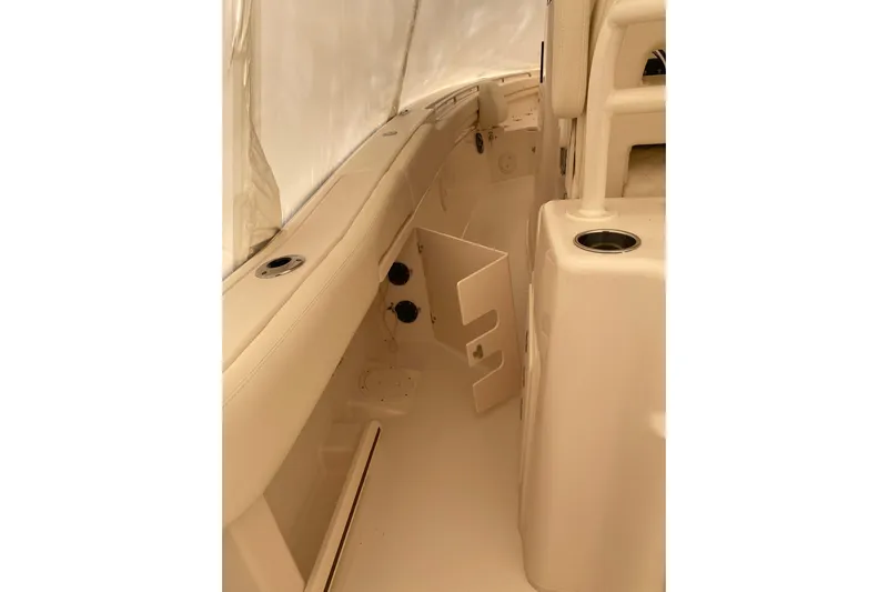 Yacht Photos Pics 2026 Grady-White Canyon 306 boat interior, featuring seating and cup holders.