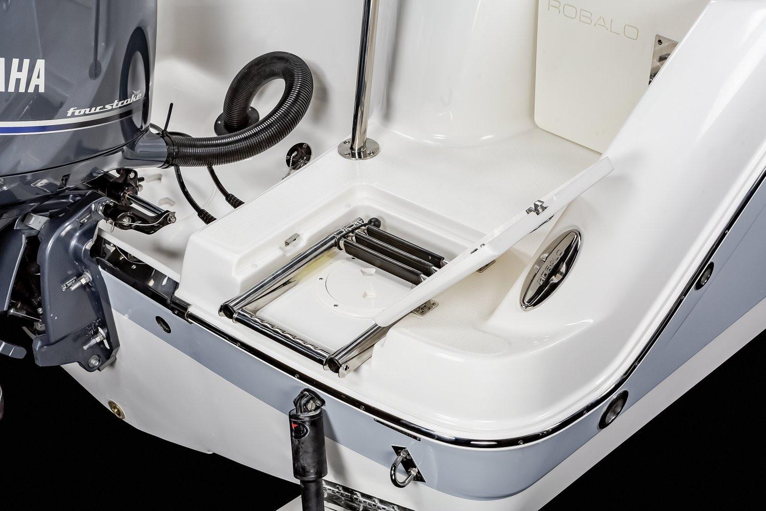 2026 Robalo R222 Explorer - Image 14