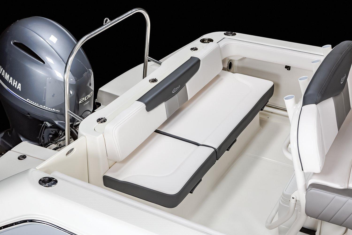 2026 Robalo R222 Explorer - Image 12