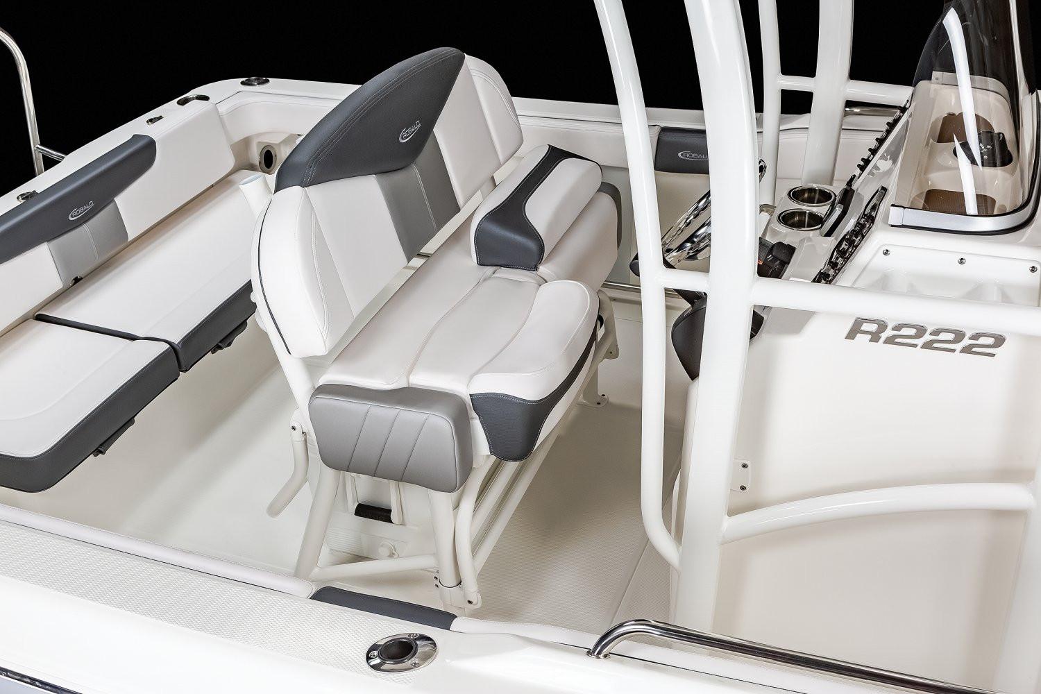 2026 Robalo R222 Explorer - Image 10