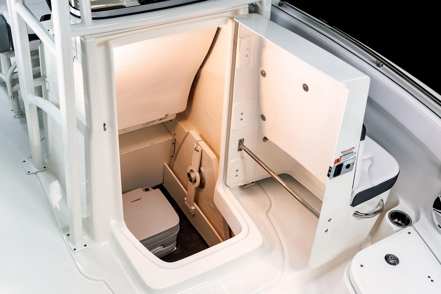 2026 Robalo R222 Explorer - Image 15