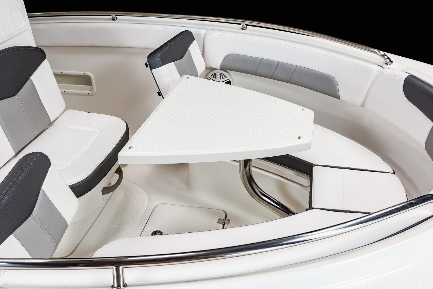 2026 Robalo R222 Explorer - Image 7