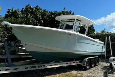 2017 Robalo R302 Center Console