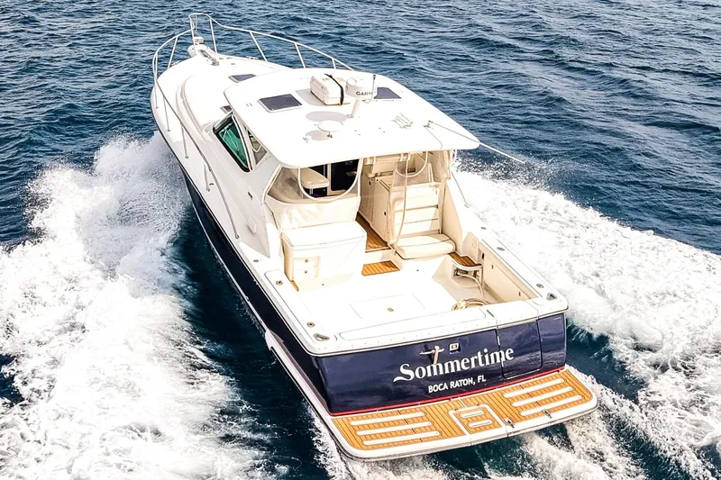 Sommertime Yacht Photos Pics 2005 Tiara Yachts 3800 Open cruising on the ocean, rear view.