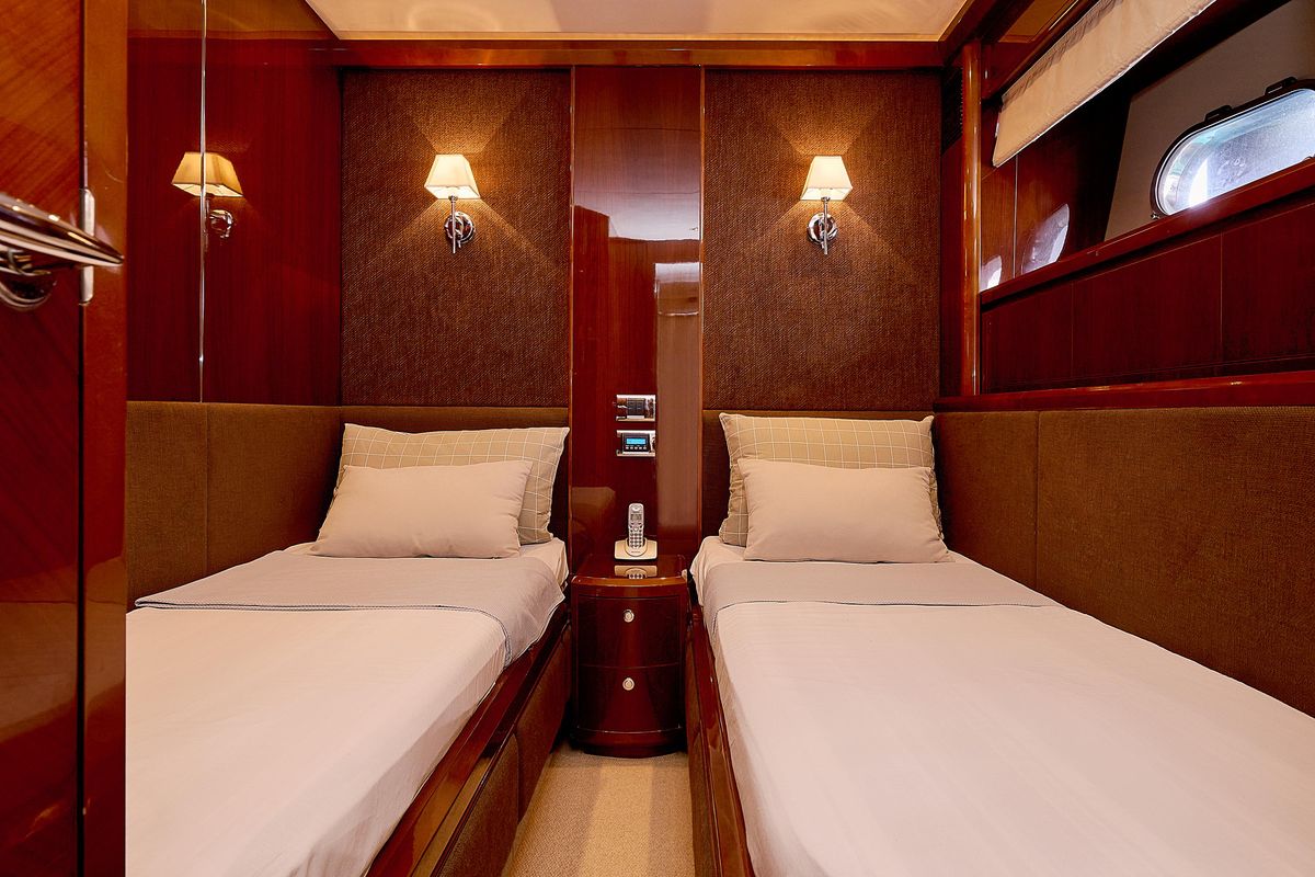 2009 Princess 74 