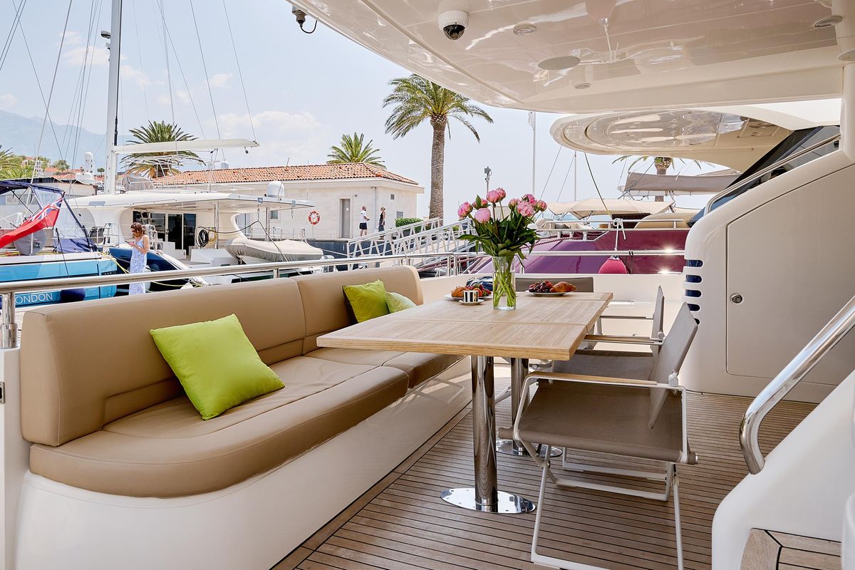 2009 Princess 74 