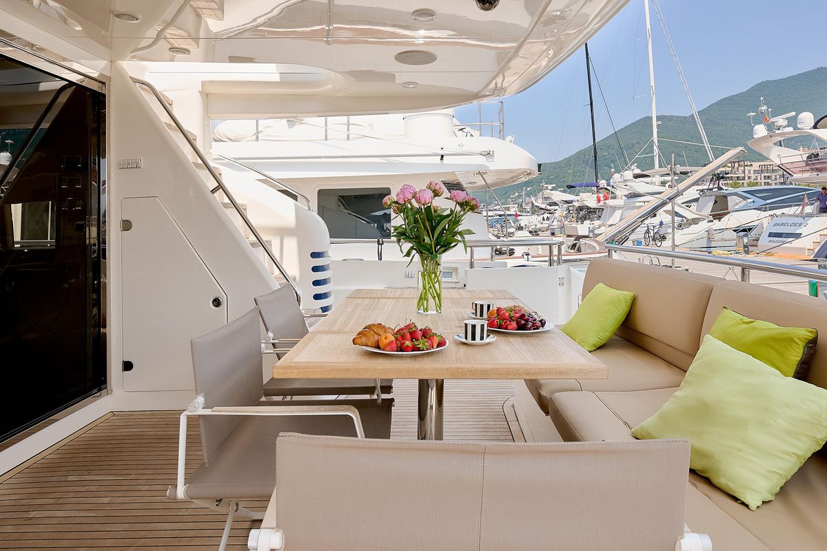 2009 Princess 74 