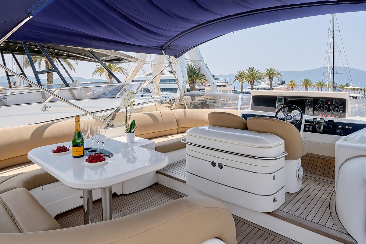 2009 Princess 74 