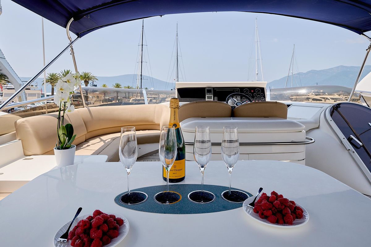 2009 Princess 74 