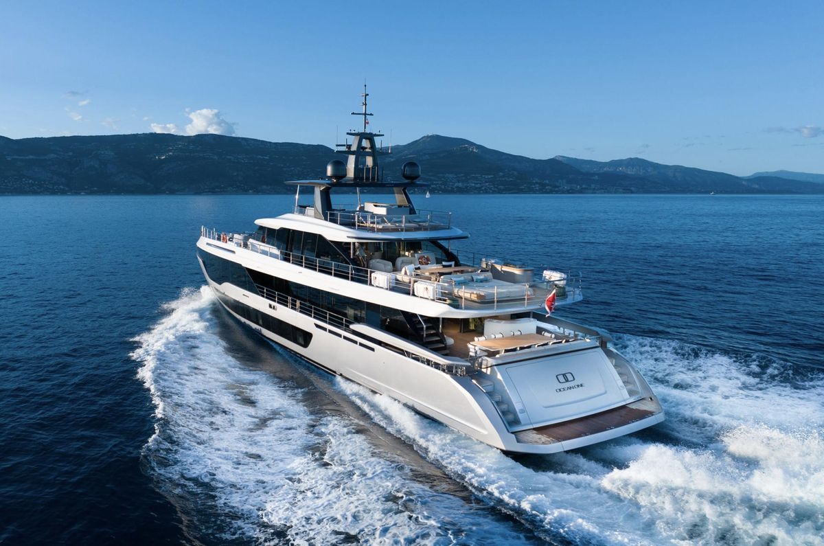 2023 Azimut 118 