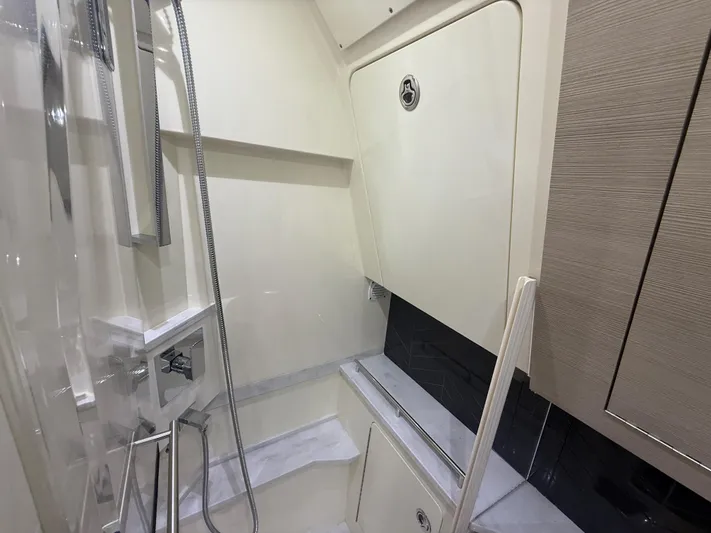  Yacht Photos Pics Interior of 2022 Scout 425 LXF boat, featuring sleek bathroom design with modern fixtures.