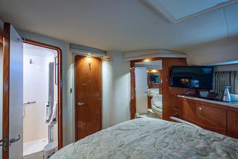 Feliz Dream Yacht Photos Pics Interior of 2001 Sea Ray 400 Sedan Bridge yacht bedroom with ensuite bathroom.