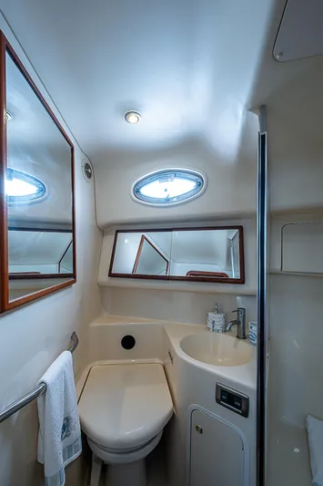 Feliz Dream Yacht Photos Pics 2001 Sea Ray 400 Sedan Bridge bathroom with sink, mirror, and porthole window.