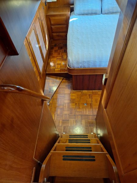 1998 DeFever Cockpit Motor Yacht